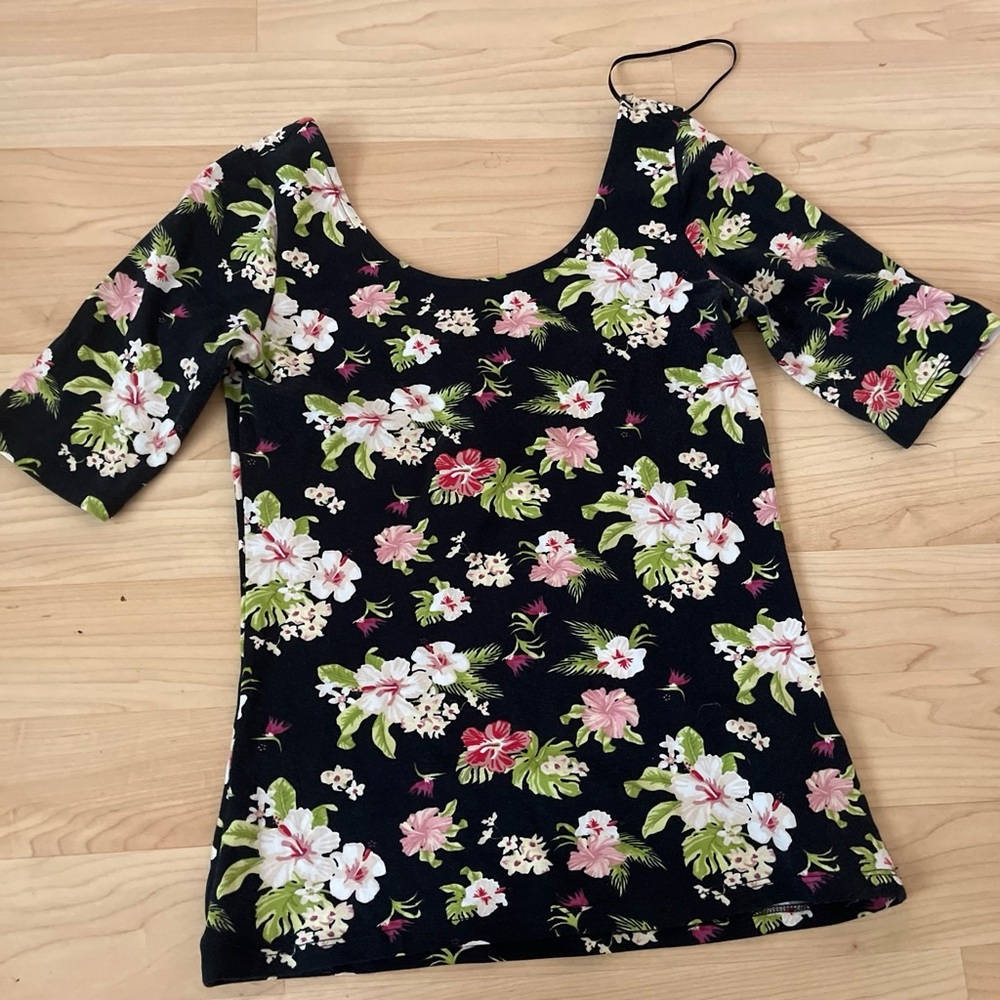 Floral H&M scoop neck quarter sleeve top